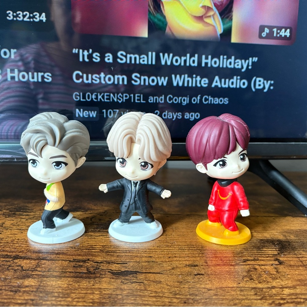 K-Pop Trio Mini Figure Set - Beige, Black & Red